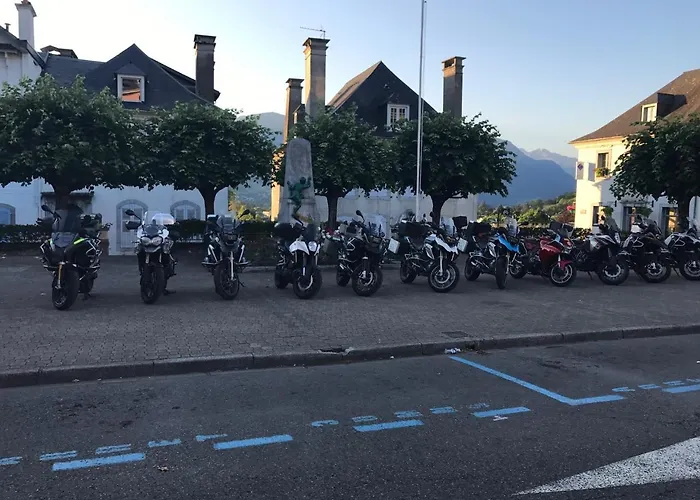 Cafe Les Fleurs Hotel