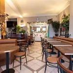 Cafe Les Fleurs Hotel