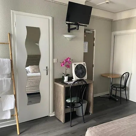 Cafe Les Fleurs Hotel 2*