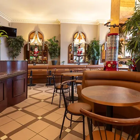 Cafe Les Fleurs Hotel