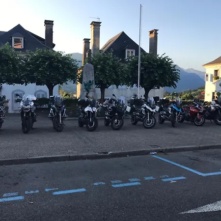 Cafe Les Fleurs Hotel