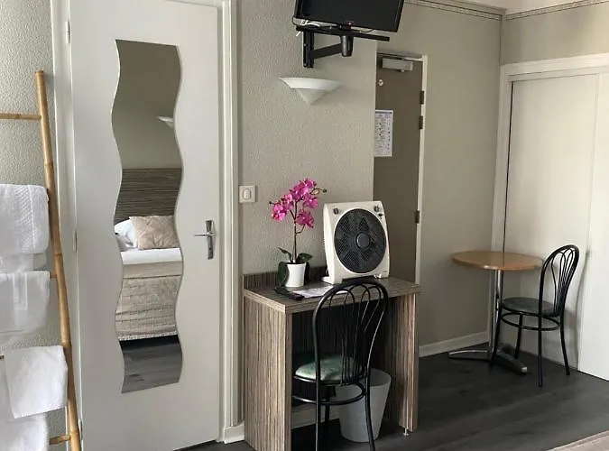 Cafe Les Fleurs ホテル 2*